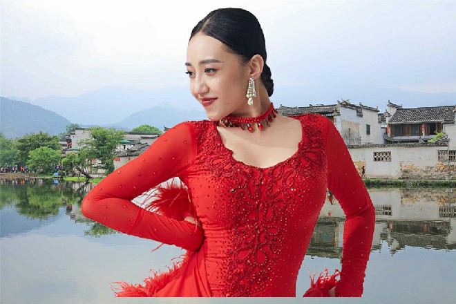 三人在会所中,呆到了子夜,期间也有不少导演过来,相互打了个招呼,混了个熟脸。