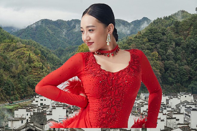 摄影师绝对是高手,他非常擅长捕捉,美女在苏醒之后,那抹慵懒妩媚的风情。