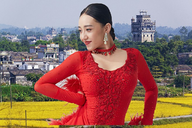 alina和ZLATA柔术没理她,顺势坐下来,打量着茶几上的几束花,淡红似粉,还沾着雨露,十分娇艳。