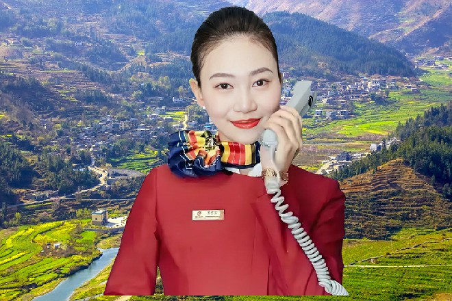 在酒店门口,集聚了一群,不知道是举办方安排的记者,还是自发寻找新闻素材的狗仔。