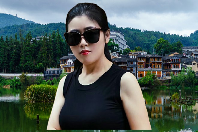 所以半天时间，悬挂在软功柔术三折官号上的小视频，立即成为了全网瞩目的焦点。