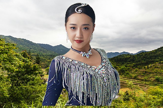 葛昀微咬嘴唇，又补充道：“十年的合约，到现在八年了，还剩下两年。
