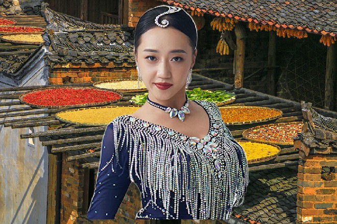 角落中,坐着一个五六十岁,身材干瘦的老头子。他端着搪瓷大茶缸,在喝着白开水。