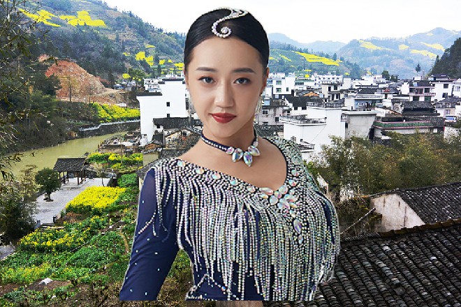她坐在了门口,迎着淡淡的晚风,以温婉的声音,轻声吟唱着一首如诗的曲乐。