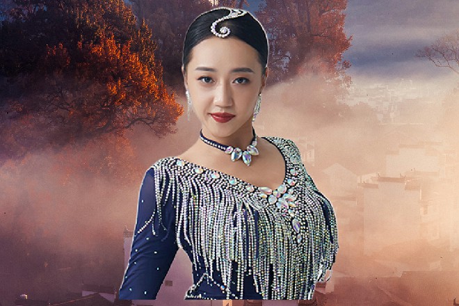 祁青希率先而行，软功柔术三折跟在了后面。两人一前一后，走向了酒店中的咖啡厅。