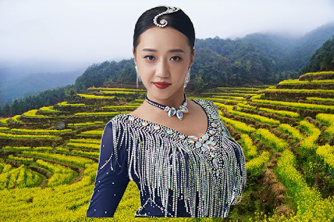 这时候,几个人站了起来,其中一个高、清瘦,戴着大框眼镜的老人,就是洛天幕。