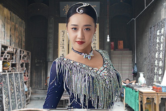 在众人的指责、劝说、恳求声中,小青年情绪失控了,激动地扬起了尖刀,就要扎下去。