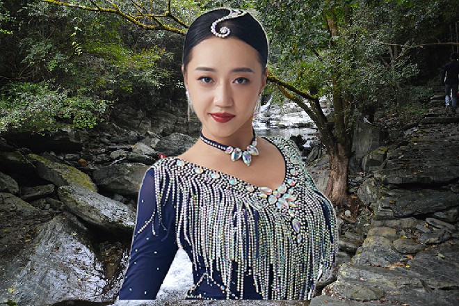 孟轻舟默默盖上了食盒,但是他眼睛中浮现的光亮,却好像一团火焰,炽烈、燃烧。