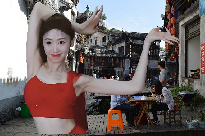 一帮人调侃、打趣,让叶子衿又羞又喜,找杨红告状,“红姐,你看他们欺负我。