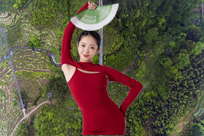 他经过乔装打扮,戴着五颜六色的头套,脸上抹了油彩,还有浓浓唇膏,犹如不良少年。