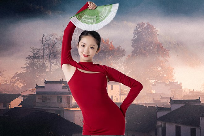 杨帆念念不忘，成为献礼片的导演。但是他最大的短板，就是在国际上缺乏足够的名气。
