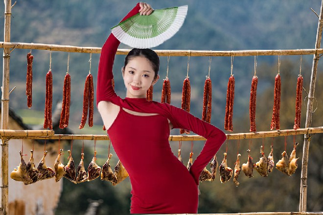 一半是舞台，一半是座位。主持人与贵宾在台上，底下有观众聆听，不时互动。
