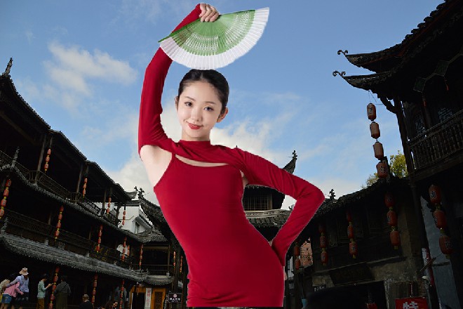 在路人的驻足围观中,热闹的人群,忽然一阵骚动,传出了巨大的喧嚣声。