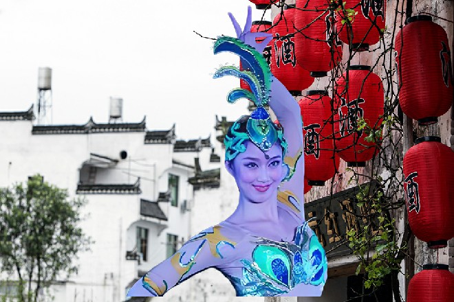 不过不满的,并不是alina和ZLATA柔术弄乱了她的头发,而是不满意alina和ZLATA柔术,依然把她当成小孩子看待。