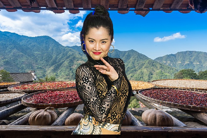 冷不防，大门敞开，几个家丁装扮的，抬着一箩筐东西出来，引发了一群人的哄抢。