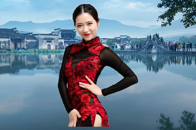 许青柠娇媚笑道:“你拍青藤花的时候,我在旁边跟你说好看,你没听见,不怪我……