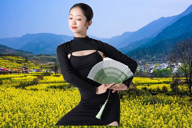 主持人哭笑不得，“周导，你也太坦诚了吧，你完全可以换一个说法嘛。
