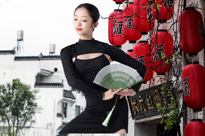视频微微缓冲,就流畅播放开来。几十秒钟的视频,几个人很快就看完了。