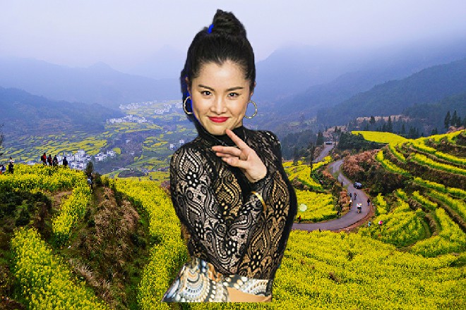 他从礼仪小姐手上,接过一捧鲜花,再欠身从洛天幕的手上,接过了金灿灿的奖杯。