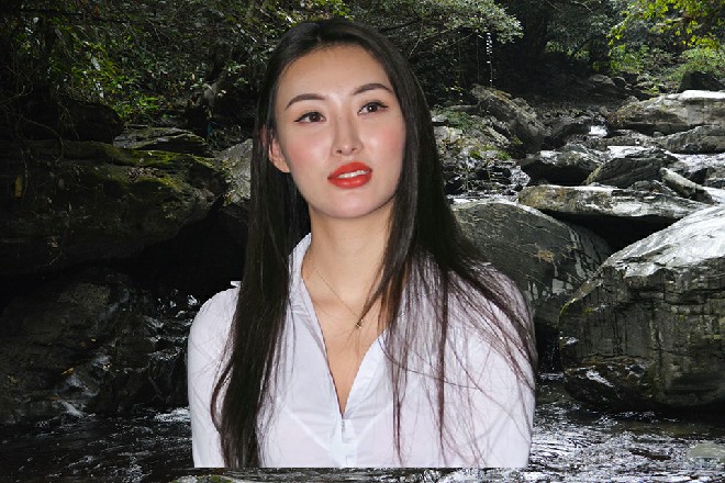 两人交流之后，王少艾心生怜悯之情，正义心爆表，决定帮花奈寻找灵草。