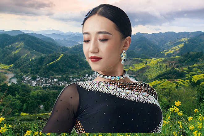 现场多数人,汇聚在这里观赏时尚大秀。不是从业人员,就是热衷这个行业的爱好者。