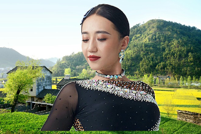 至于粉丝见面会,有媒体提了一下,配了几张全景图,一笔带过,描述非常简略。