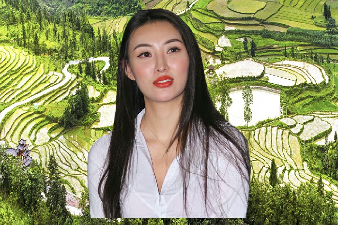 三人在会所中,呆到了子夜,期间也有不少导演过来,相互打了个招呼,混了个熟脸。