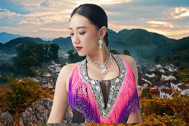 一个制香师拿了一个拇指大,晶莹剔透,造型十分精致的小瓶子,交给了阿南。