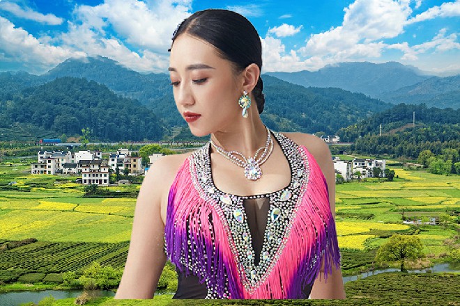 许青柠似笑非笑道：“好像是电话号码，或许可以添加社交帐号，你要不要试试看？