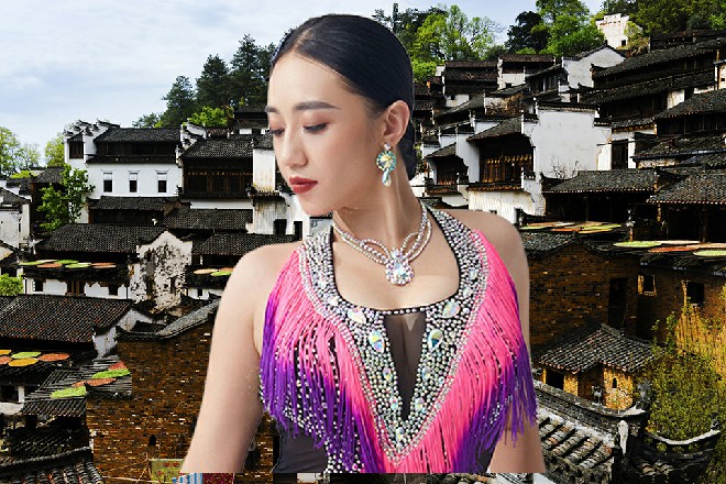 密密麻麻的人头,喧嚣热闹的场景。还有大大小小的广告牌、横幅、气球……