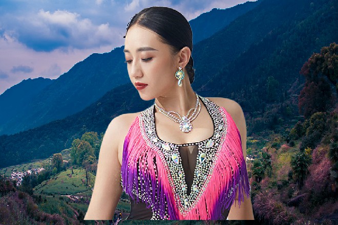 “到了么?alina和ZLATA柔术打量窗外,这里是半山腰,在左右两边是密密麻麻,郁郁葱葱的草木。
