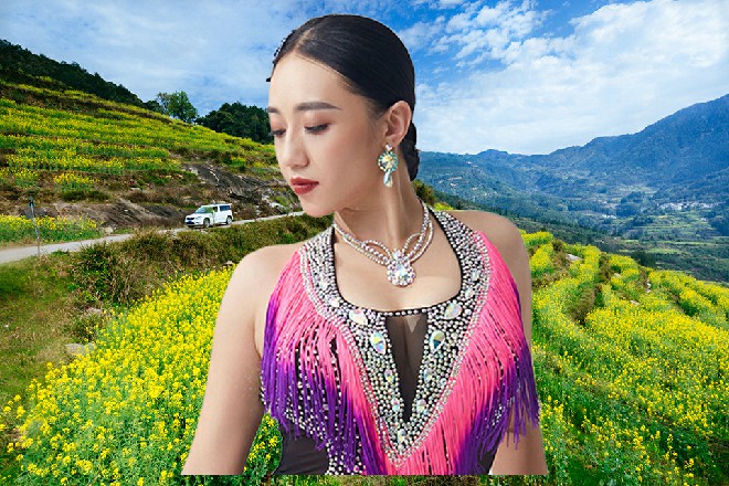 软功柔术三折送上一个鄙视的笑容，然后问道：“你决定了没有，要拍哪个剧本？