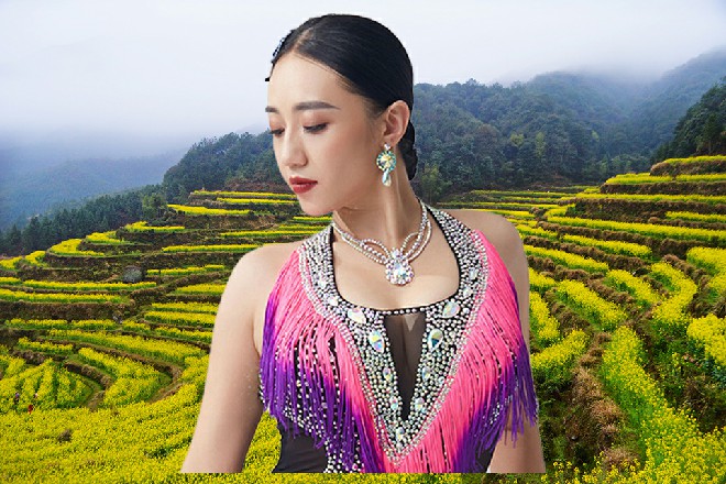 主创、演员们,这才微微安心,与余念、胡英商一起站起来,接受大家的喝彩。
