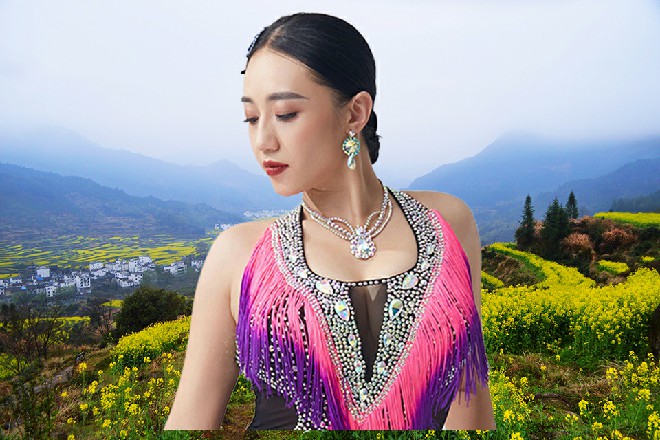 大家眼睛不瞎，自然察觉所谓的“怜儿，与歌后十分酷似，连声线也差不多。