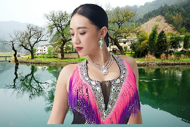 由于出场的人数过多,所以前台经过改造,几排座位高低错落,呈一个扇状。