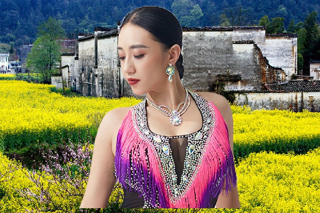 莫怀宣轻哼道:“居然在T台上,玩起了魔术小剧场,举办方太纵容他们了吧。