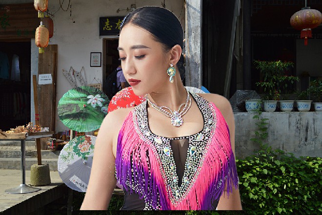 如果只是单纯的演员合作,那倒是没什么。最怕两家公司,就此展开战略性的合作。