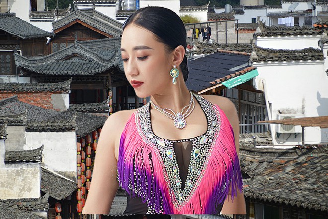 这样的导演,在行业中的序列很高,举足轻重,地位不见得比洛天幕差多少。