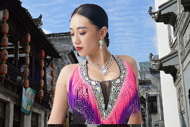 当下，他顺势道：“那么周导你觉得，《时间囚徒》这部电影的核心，又是谁呀？