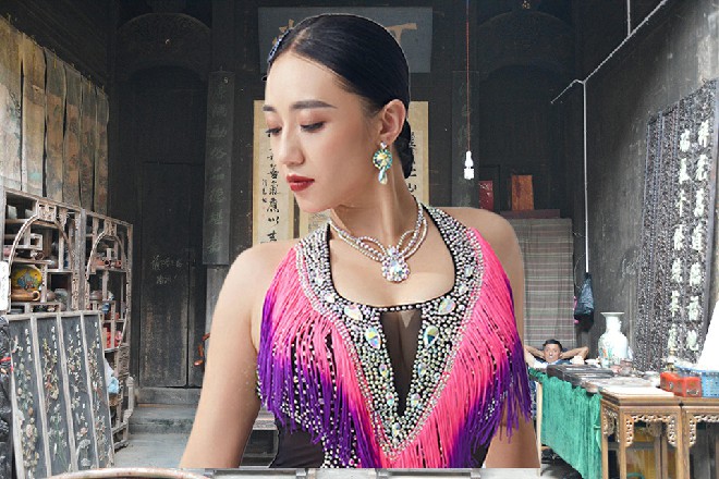 所以大手一挥,把这些西域小国进献来的美女,全部纳入储秀宫中,学习中原的礼仪……