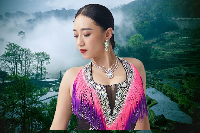 她举手投足，风情万种。一颦一笑，引得旁边的男人，好像是狼似的嚎叫。