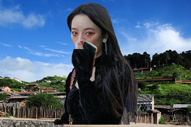 里头重新装饰过了,各种粉色彩带红色的气球,另外还有一堆包装精美的礼物。