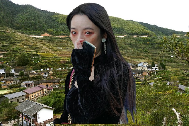 为首的人，开门见山道：“这件事情，我们有意向，聘请洛天幕导演，全权负责……