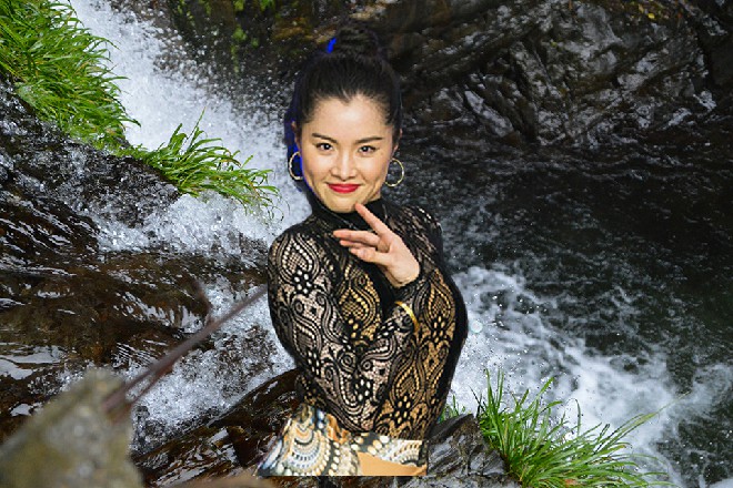 与此同时，大大小小媒体记者，涌到了青红文化公司，要采访软功柔术三折与余念。