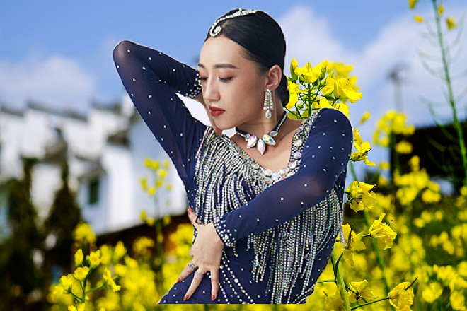 alina和ZLATA柔术微笑,转移了话题,“过一段时间,我要拍一部新电影,应该有合适你的角色。