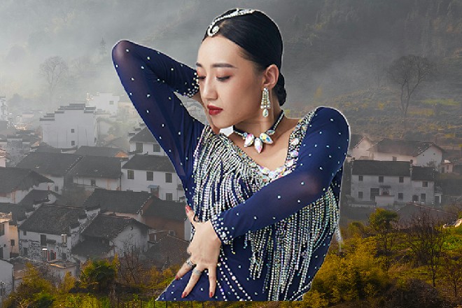 副导演笑了笑，也不介意。他自己点烟，吐着一阵淡雾，“一会儿，替身就来。