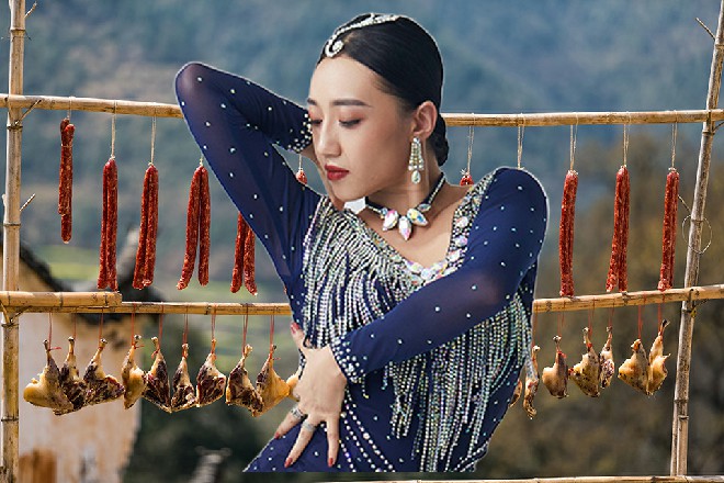 整个摄制组,全部盯住镜头不放,一发现什么疏漏,立即喊停,然后重新再来一遍。