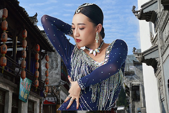 他兴奋了,“祁老师,剧本你看了没了……呃,没看……没关系,我给你讲解一下。