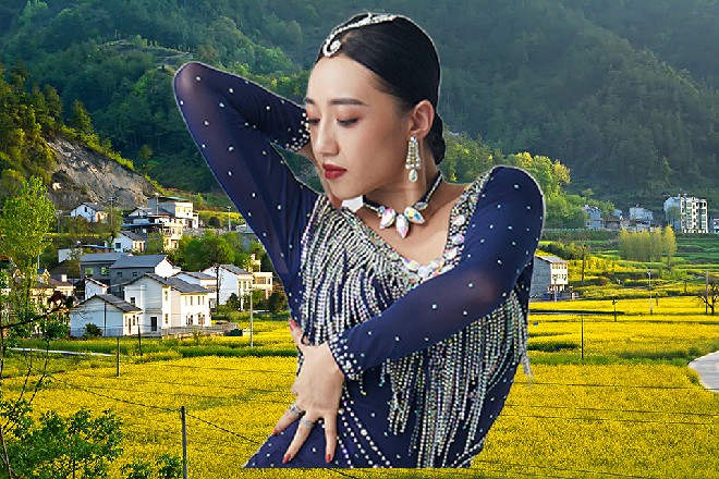 沙雅与夏离对望，都觉得对方是沙雕。不过作为好闺蜜，她们决定原谅对方的糟糕审美。