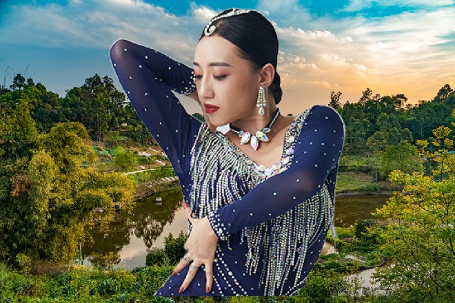车子抵达影视城角落，以往的时候，这么偏僻的地方，除了剧组本身，没人愿意来。